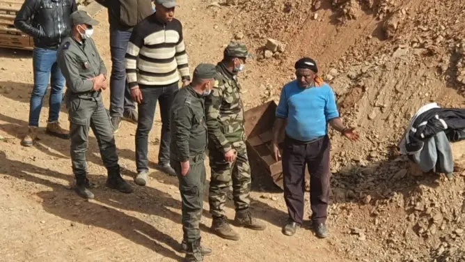 عمي علي “الصحراوي”.. أنامل خمسينية تقود أعقد مراحل إنقاذ الطفل ريان