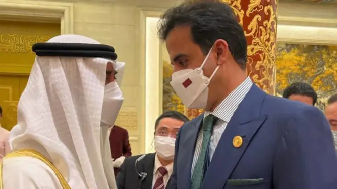 لأول مرة منذ بداية الأزمة الخليجية.. أمير قطر يلتقي بولي عهد أبوظبي