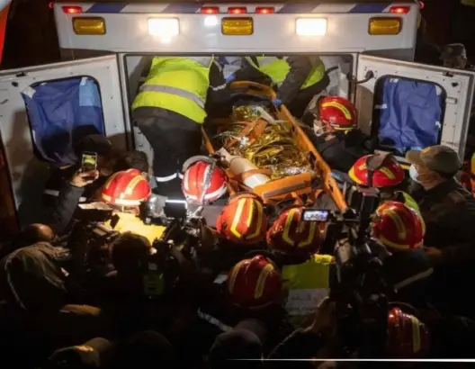 قبل الاعلان عن وفاته.. لحظة اخراج الطفل ريان من قاع البئر بعد مكوثه 5 ايام في عمق الارض(فيديو)