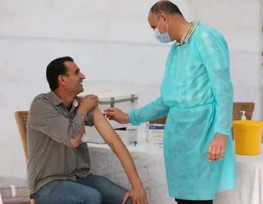 بعد الجدل.. الحكومة تطمئن المغاربة بخصوص أضرار لقاح “أسترازينيكا” (فيديو)