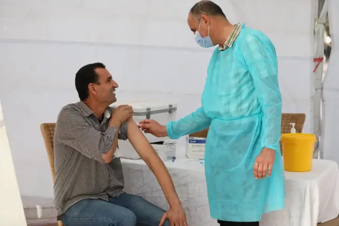 بعد الجدل.. الحكومة تطمئن المغاربة بخصوص أضرار لقاح “أسترازينيكا” (فيديو)