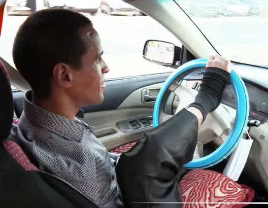 بلا يدين ويقود سيارته برجليه.. الدكتور مبارك شاب من ذوي الاحتياجات الخاصة تحدى إعاقته لتحقيق أحلامه(فيديو)