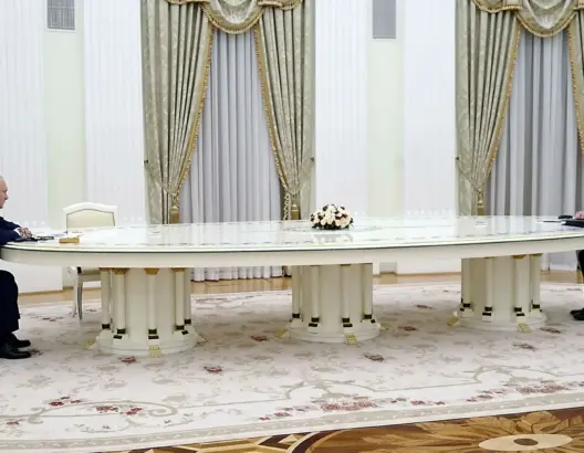 خشي على حمضه النووي.. لماذا جلس ماكرون بعيدا عن بوتين في لقائهما الأخير؟