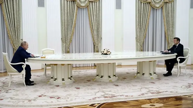 خشي على حمضه النووي.. لماذا جلس ماكرون بعيدا عن بوتين في لقائهما الأخير؟
