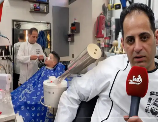 قرر الاستقرار بالمغرب.. حلاق مصري أعجب بالعادات ودفء العلاقات بالمملكة