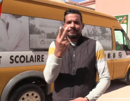 يوسف البحراوي.. أول مغربي أصم يحصل على رخصة سياقة الحافلات ويشتغل سائقا للنقل المدرسي بأكادير (فيديو)