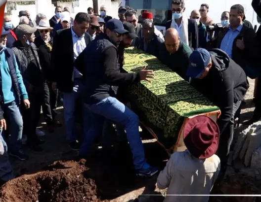 التشكيلي الحسين طلال نجل “الشعيبية” يوارى الثرى بجوار قبر أمه بالبيضاء (فيديو)