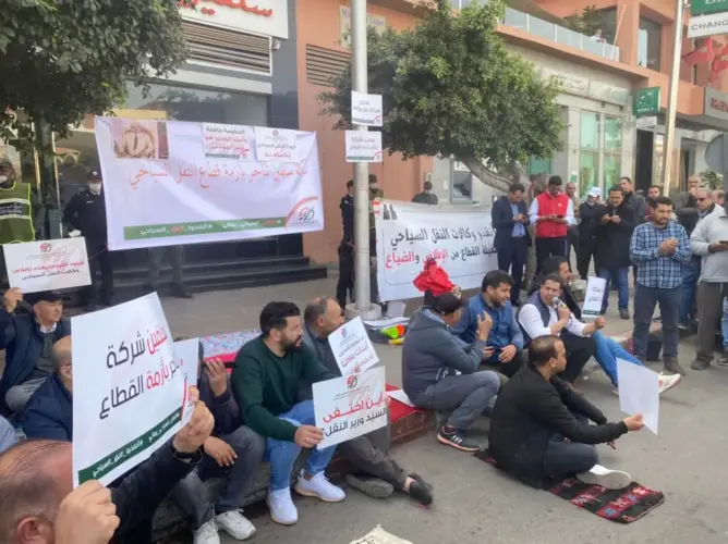 سلفين تؤجج احتجاجات النقل السياحي