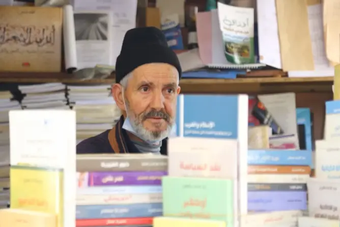أشهر بائع للجرائد والكتب بالرباط.. “الروبيو” ينفى خبر إغلاق الكشك (فيديو)
