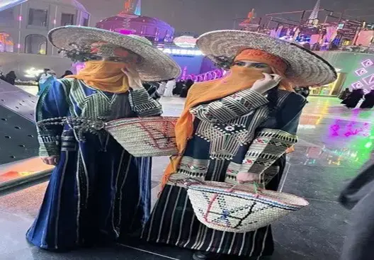 الألوان الزاهية تزاحم العباءة السوداء في أزياء السعوديات
