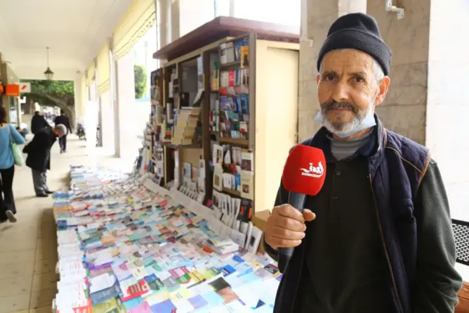 اتصل به “معنينو” و”حسن طارق”.. “الروبيو” أشهر بائع للكتب بالرباط ينفي تخليه عن الكشك (فيديو)