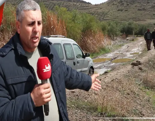 الأمطار والسيول تفاقم وضعها .. طريق مهترئة تؤرق قرويين ضواحي إفران (فيديو)