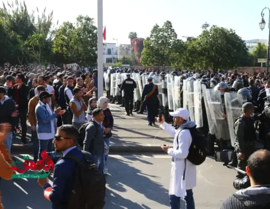 آلاف الأساتذة المتعاقدين يتظاهرون بالرباط.. وتدخل أمني يخلف إصابات واعتقالات (فيديوهات وصور)