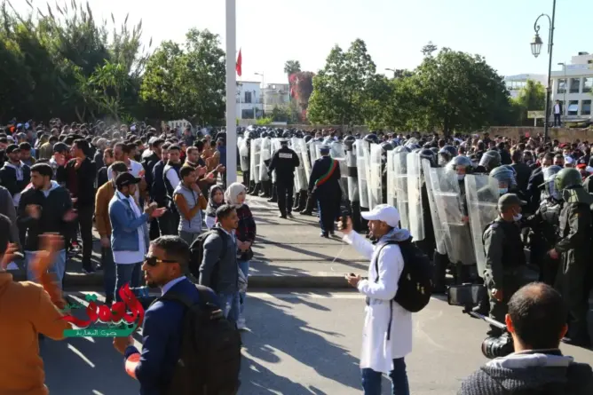 آلاف الأساتذة المتعاقدين يتظاهرون بالرباط.. وتدخل أمني يخلف إصابات واعتقالات (فيديوهات وصور)