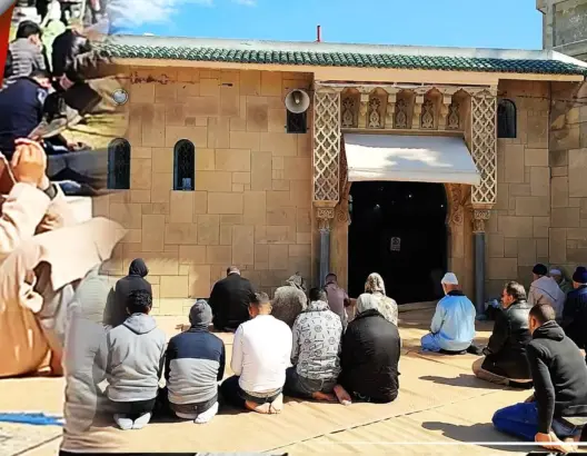 “العمق” تكشف حقيقة سرقة أستاذ لأحذية المصلين بالداخلة