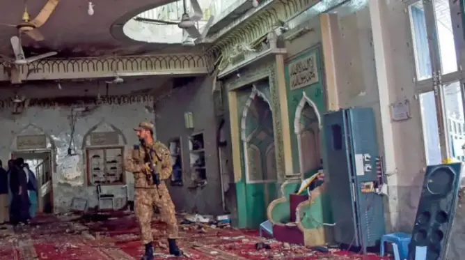 ارتفاع ضحايا تفجير مسجد بباكستان إلى 26 قتيلا.. و”داعش” يتبنى الهجوم
