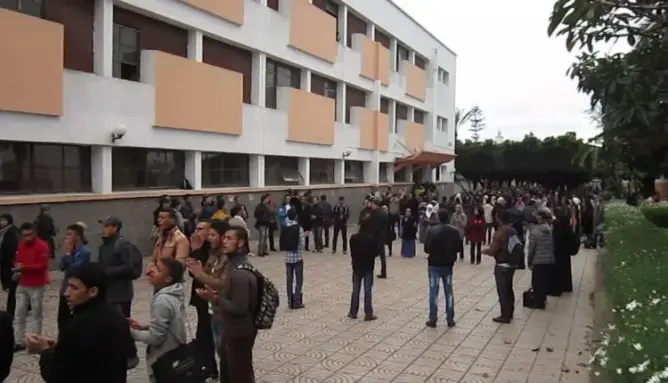 يتأهبون لرفع دعوى قضائية.. طلبة كلية الآداب بالدار البيضاء يتشبتون بالبكالوريوس