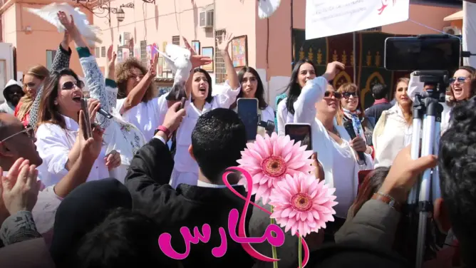 الحمام يحلق فوق جامع الفنا بمناسبة 8 مارس