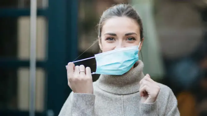 14 دولة أوروبية تلغي ارتداء الكمامات في الأماكن المغلقة.. تعرف عليها