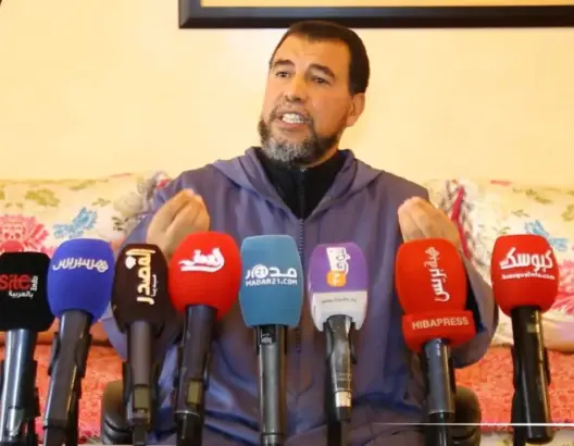 بعد “ضجة” فيديو إنشاده في زفاف ابنته.. الفنان المعتزل جدوان ينفي عودته للغناء (فيديو)