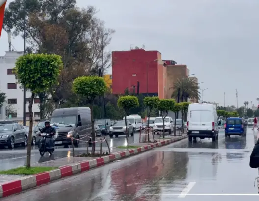 تساقطات مطرية غزيرة بالدار البيضاء تنعش الآمال وتنذر بعرقلة حركة المرور (فيديو)