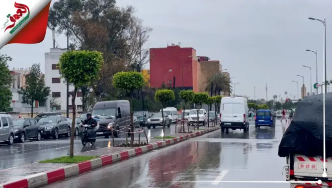 تساقطات مطرية غزيرة بالدار البيضاء تنعش الآمال وتنذر بعرقلة حركة المرور (فيديو)