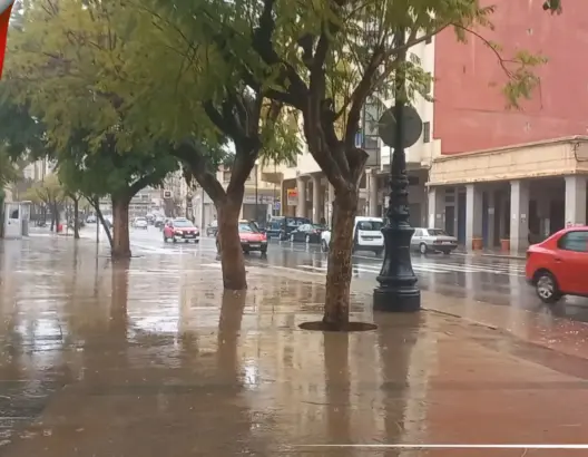 بعد عاصفة رملية قوية.. أمطار غزيرة بمدينة وجدة