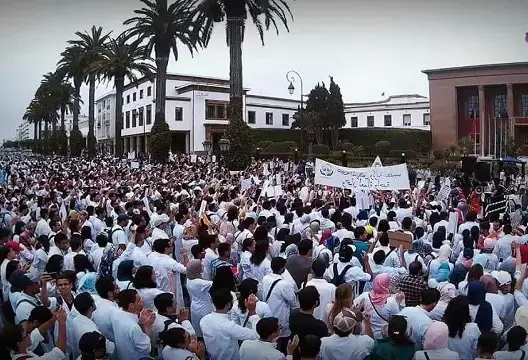 نقابة الأطباء تدعم طلبة الطب وتطالب بجبهة وطنية لحماية المهنة