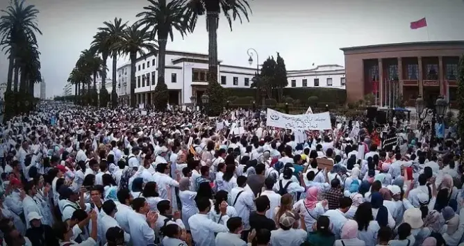 إضرابات طلبة الطب تستنفر الحكومة.. دعتهم للعودة للدراسة ورحبت بمقترحاتهم