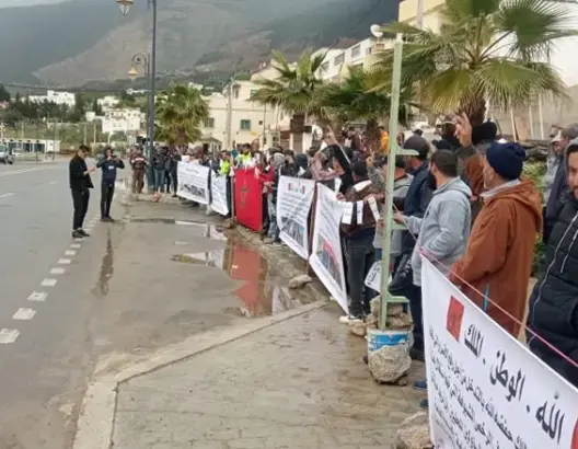 السلطات تمنع سكان “الزينات” من التنقل لعمالة تطوان للاحتجاج ضد تفجيرات المقالع (فيديو)