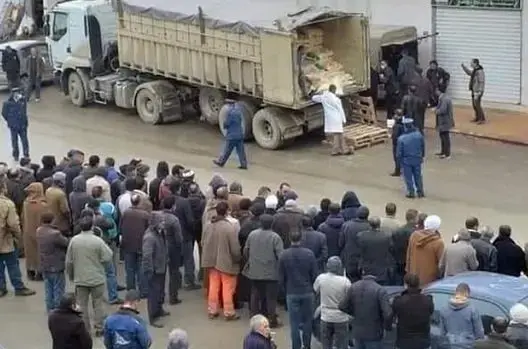 جزائريون يصطفون في طوابير طويلة من أجل الحصول على المواد الغذائية