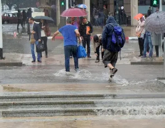 نشرة إنذارية جديدة.. ثلوج وأمطار ورياح قوية بالمغرب من الخميس إلى السبت