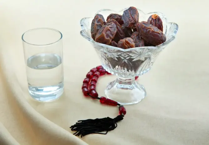 غذاء صحي وبركة .. التمر والماء مَلِكا مائدة الإفطار الصحية