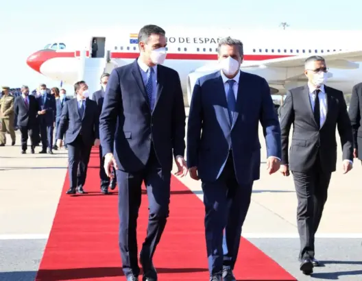 رئيس الحكومة الإسبانية يصل إلى المغرب في أول زيارة بعد انتهاء الأزمة بين البلدين