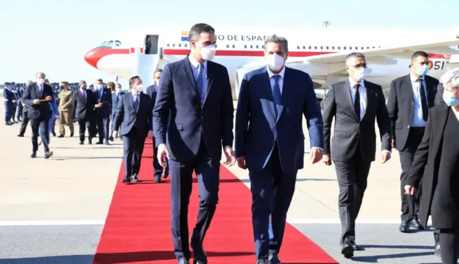 رئيس الحكومة الإسبانية يصل إلى المغرب في أول زيارة بعد انتهاء الأزمة بين البلدين