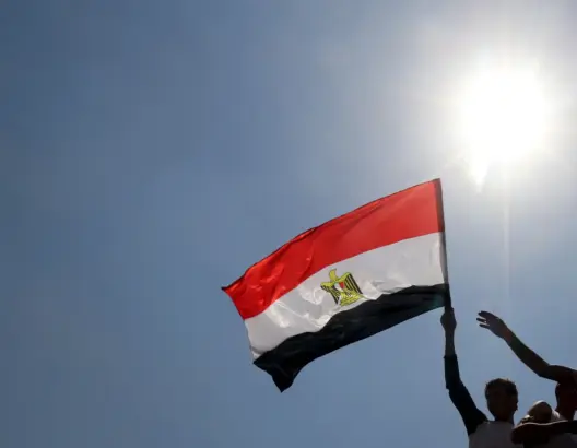 الباروميتر العربي: 60% من المصريين يعانون من عجز غذائي.. والشباب يبحثون عن نافذة للرحيل