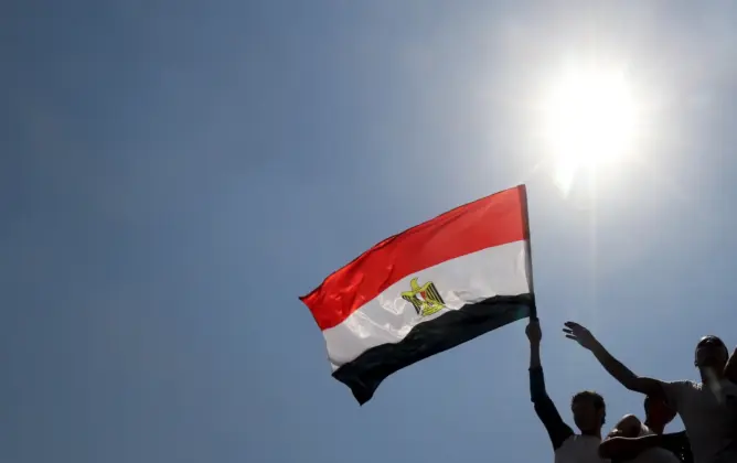 الباروميتر العربي: 60% من المصريين يعانون من عجز غذائي.. والشباب يبحثون عن نافذة للرحيل