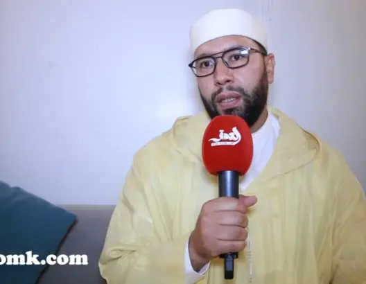 وديع شاكر يعود لإمامة المصلين في التراويح بمسجد الكتبية ويكشف سبب غيابه