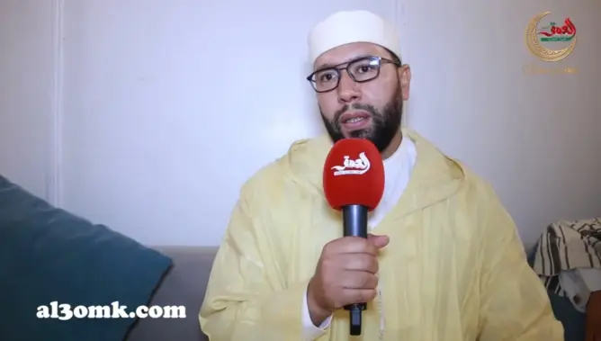 وديع شاكر يعود لإمامة المصلين في التراويح بمسجد الكتبية ويكشف سبب غيابه