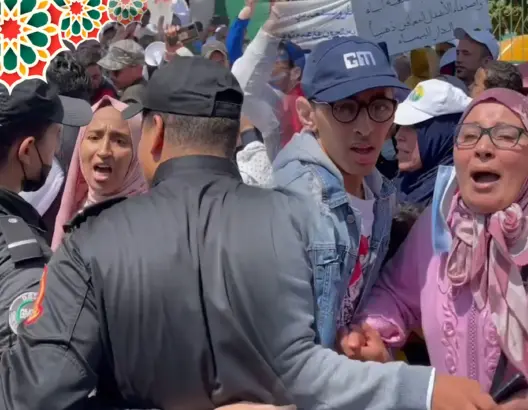 احتجاجات حاشدة لعائلات الأطفال ذوي الإعاقة الذهنية بالبيضاء تتحول لمناوشات مع الأمن (فيديو)