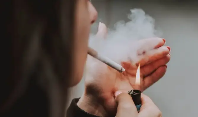مقترح قانون يرمي إلى منع التدخين والدعاية لمنتجاته بالأماكن العمومية
