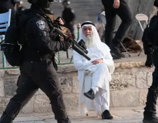 أثار تفاعلا كبيرا.. هذه قصة الشيخ الذي وضع رجلا فوق رجل أثناء اقتحام الاحتلال للأقصى