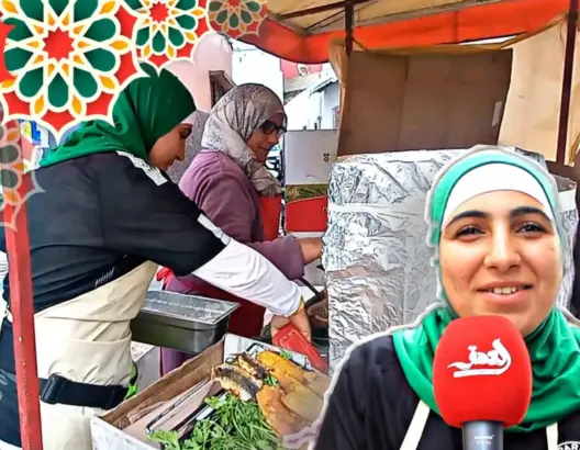 لعبت للمنتخب والدفاع الجديدي.. خولة لاعبة كرة قدم تبيع السمك المقلي لتعيل أسرتها (فيديو)