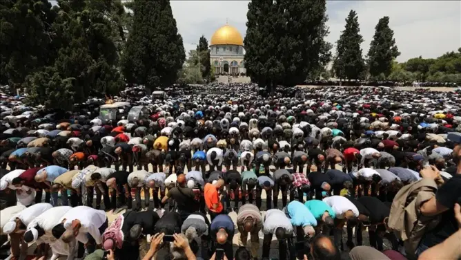 الاحتلال يقتحم الأقصى لليوم الثامن.. و150 ألف مقدسي يؤدون فيه صلاة الجمعة (صور)