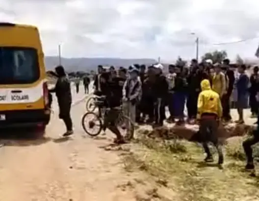 تفاصيل هجوم قاصرين بالسلاح الأبيض على سيارة للنقل المدرسي بقلعة السراغنة (فيديو)