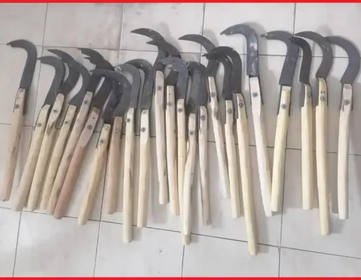 بحوزتهم عشرات الأسلحة البيضاء.. توقيف طالبين وسائق سيارة أجرة بأكادير