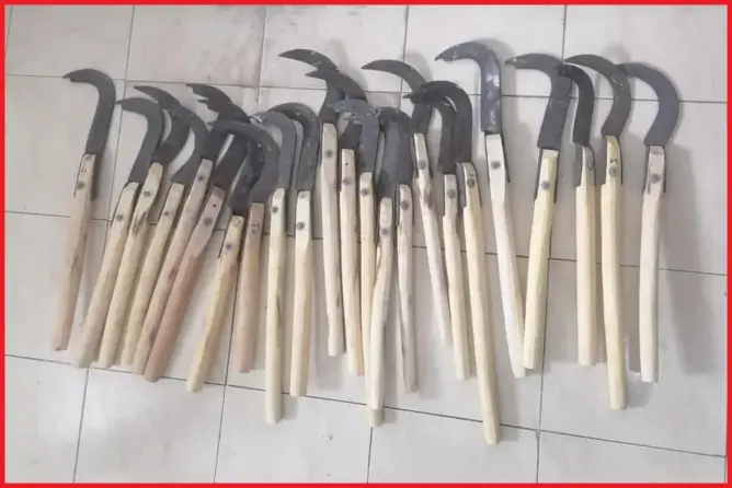 بحوزتهم عشرات الأسلحة البيضاء.. توقيف طالبين وسائق سيارة أجرة بأكادير