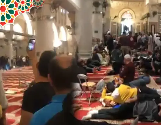 بعدسة “العمق”.. الشرطة الإسرائيلية تقتحم المسجد الأقصى وتطلق قنابل الصوت والغاز على المصليين (فيديو)