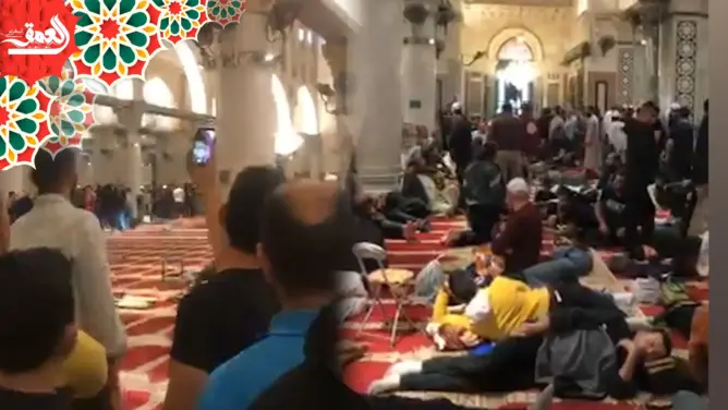 بعدسة “العمق”.. الشرطة الإسرائيلية تقتحم المسجد الأقصى وتطلق قنابل الصوت والغاز على المصليين (فيديو)