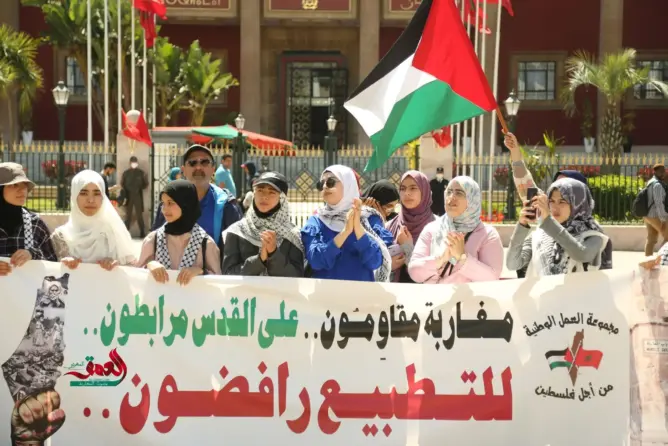 نشطاء يتظاهرون أمام البرلمان دعما للأقصى ويطالبون بـ”إسقاط” التطبيع (فيديو)